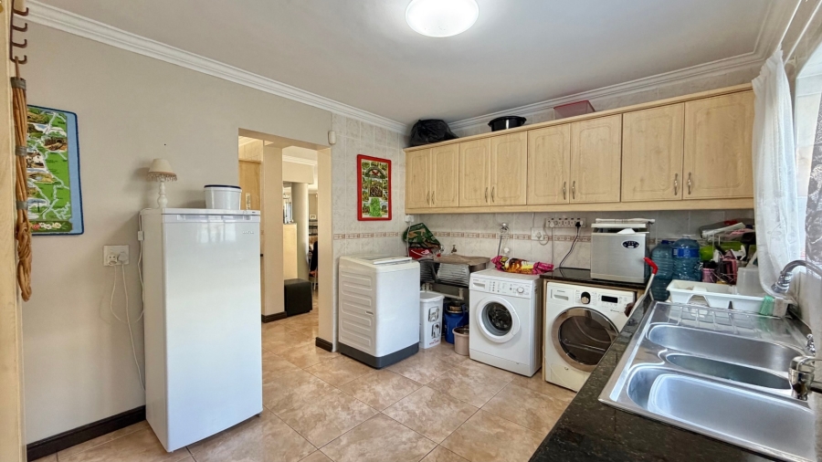 5 Bedroom Property for Sale in Mountainside Western Cape